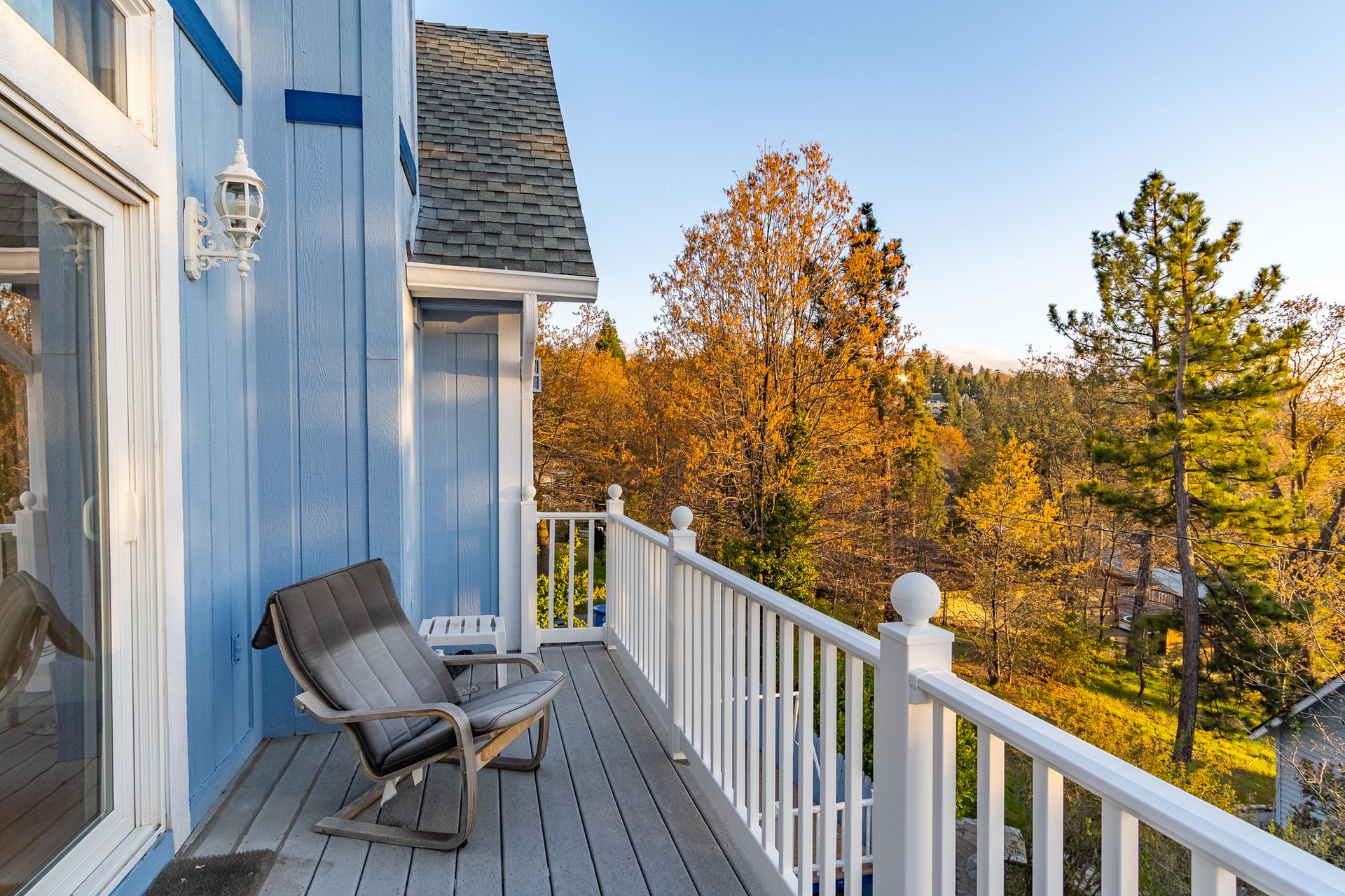 Real estate photograph 2 of 506 Emerald Dr, Lake Arrowhead