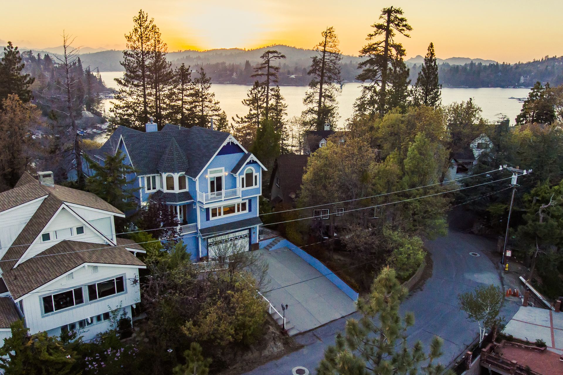 Real estate photograph 5 of 506 Emerald Dr, Lake Arrowhead